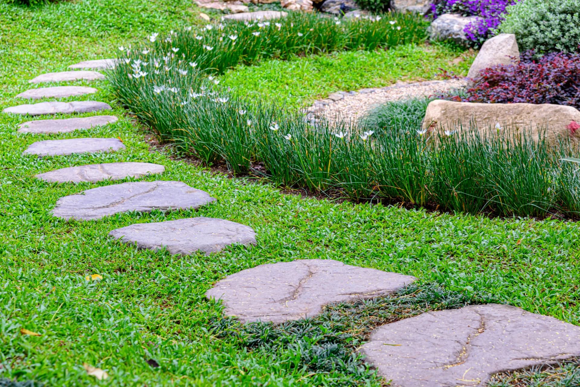Garten Trittsteine: Stilvolle Trittplatten für Ihren Außenbereich