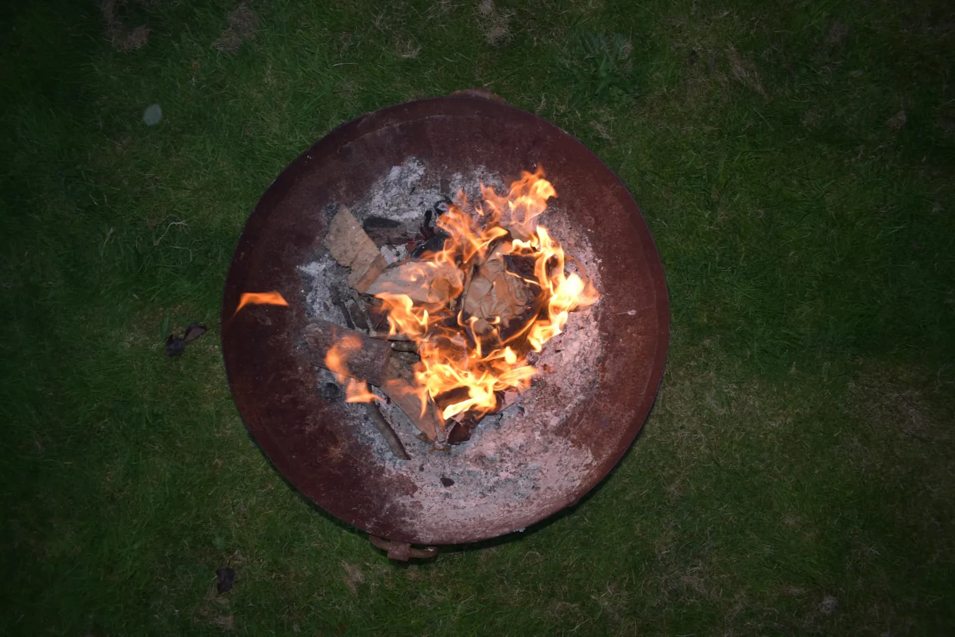 Moderne Feuerstelle für Garten und Terrasse: Ideen und Tipps