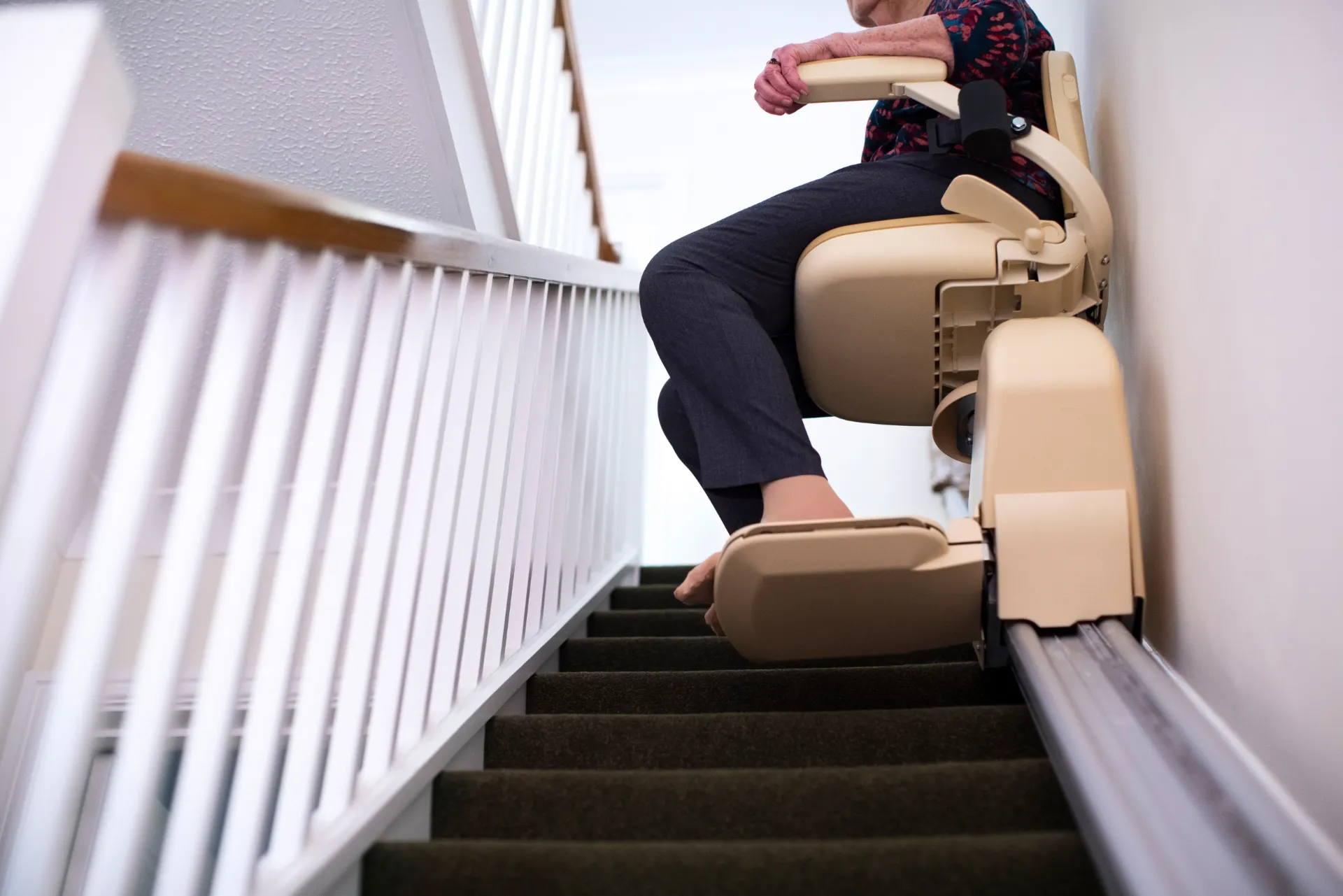 Treppenlift für schmale Treppen: Kosten, Machbarkeit und Anpassungsfähigkeit