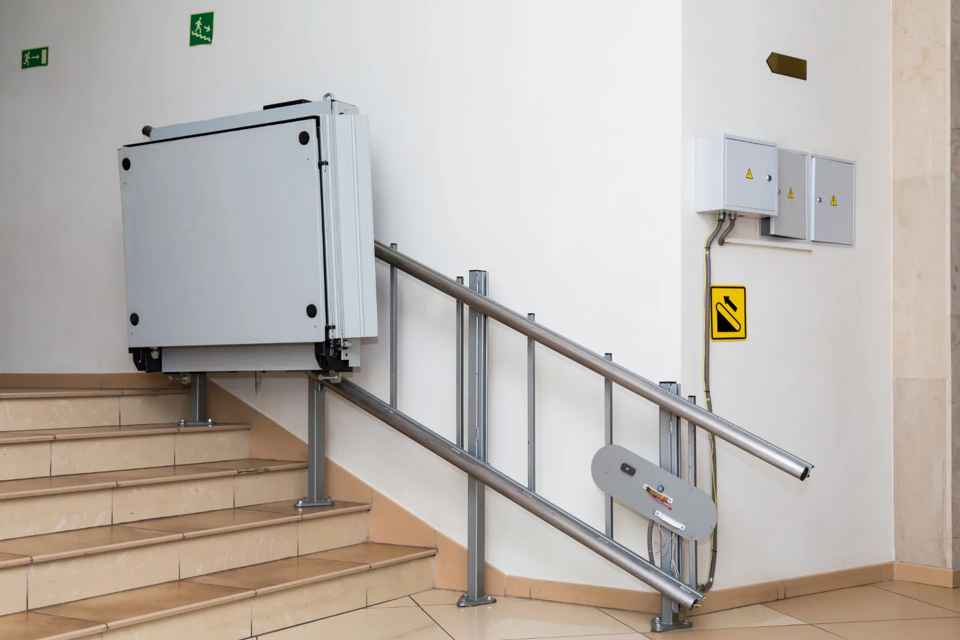 Platzsparender Treppenlift zum Stehen: Kosten, Installation und Alternativen