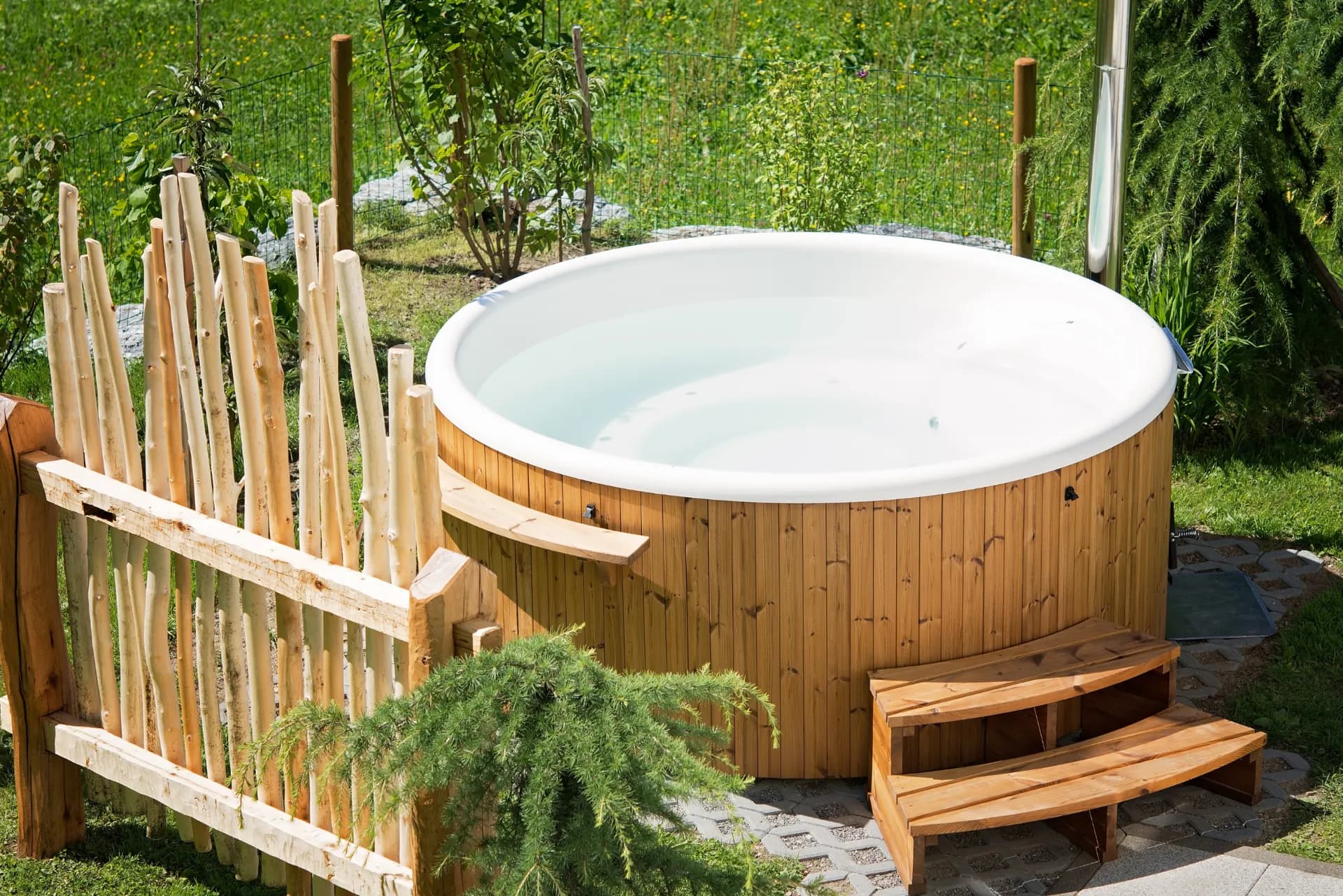 Whirlpool kaufen: Entspannung im eigenen Garten