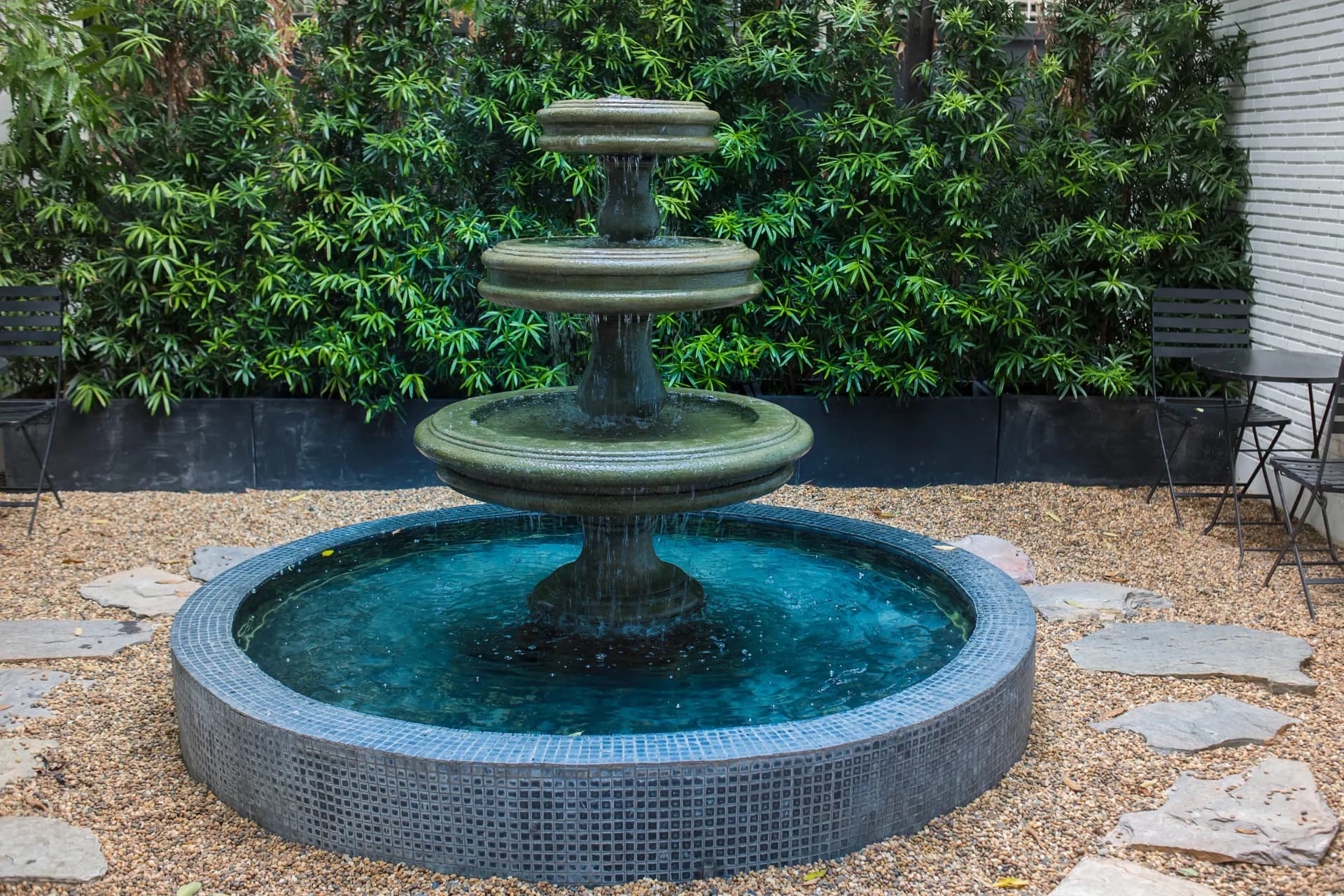 Springbrunnen im Garten: Stilvolle Wasserspiele für Ihren Außenbereich