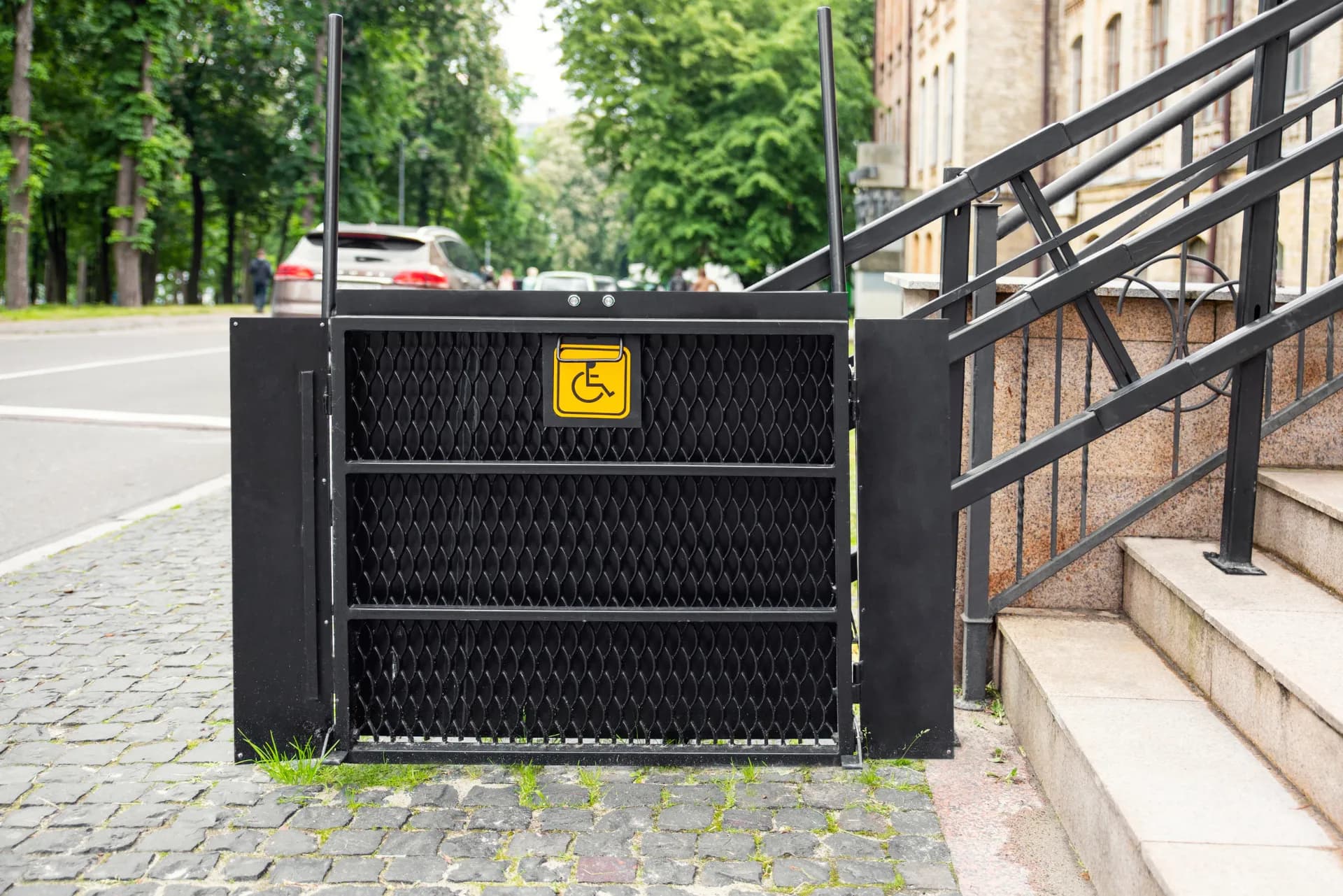 Treppenlift außen: Kosten und Modelle im Überblick